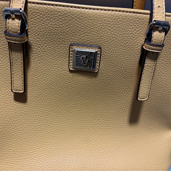 BNWOT YELLOW ANNE KLEIN HAND BAG - Picture 2 of 3